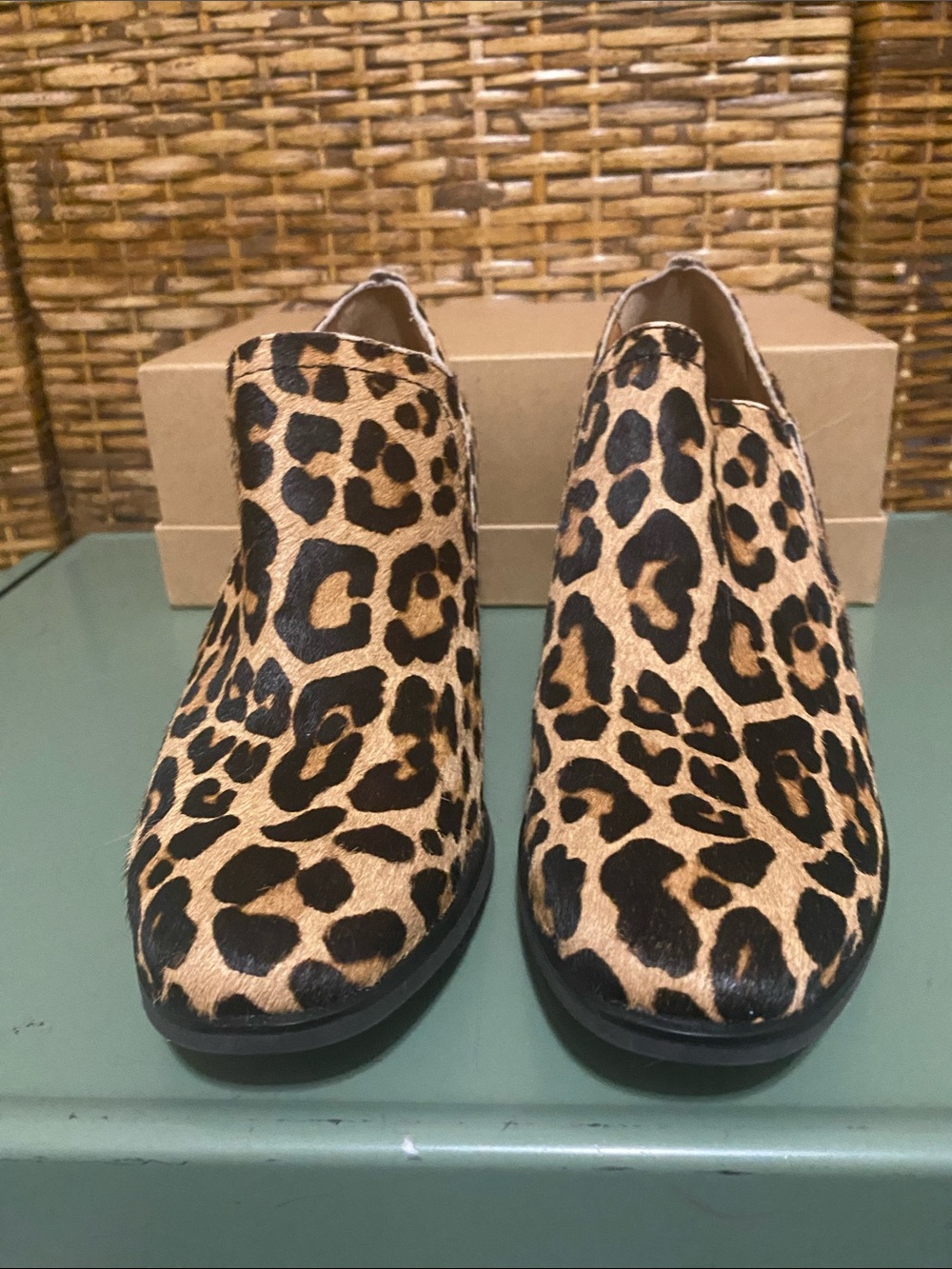 NWT Aetrex Delaney Genuine Leather Calf Hair Leopard Orthotic Bootie 7 1/2 - Picture 3 of 7